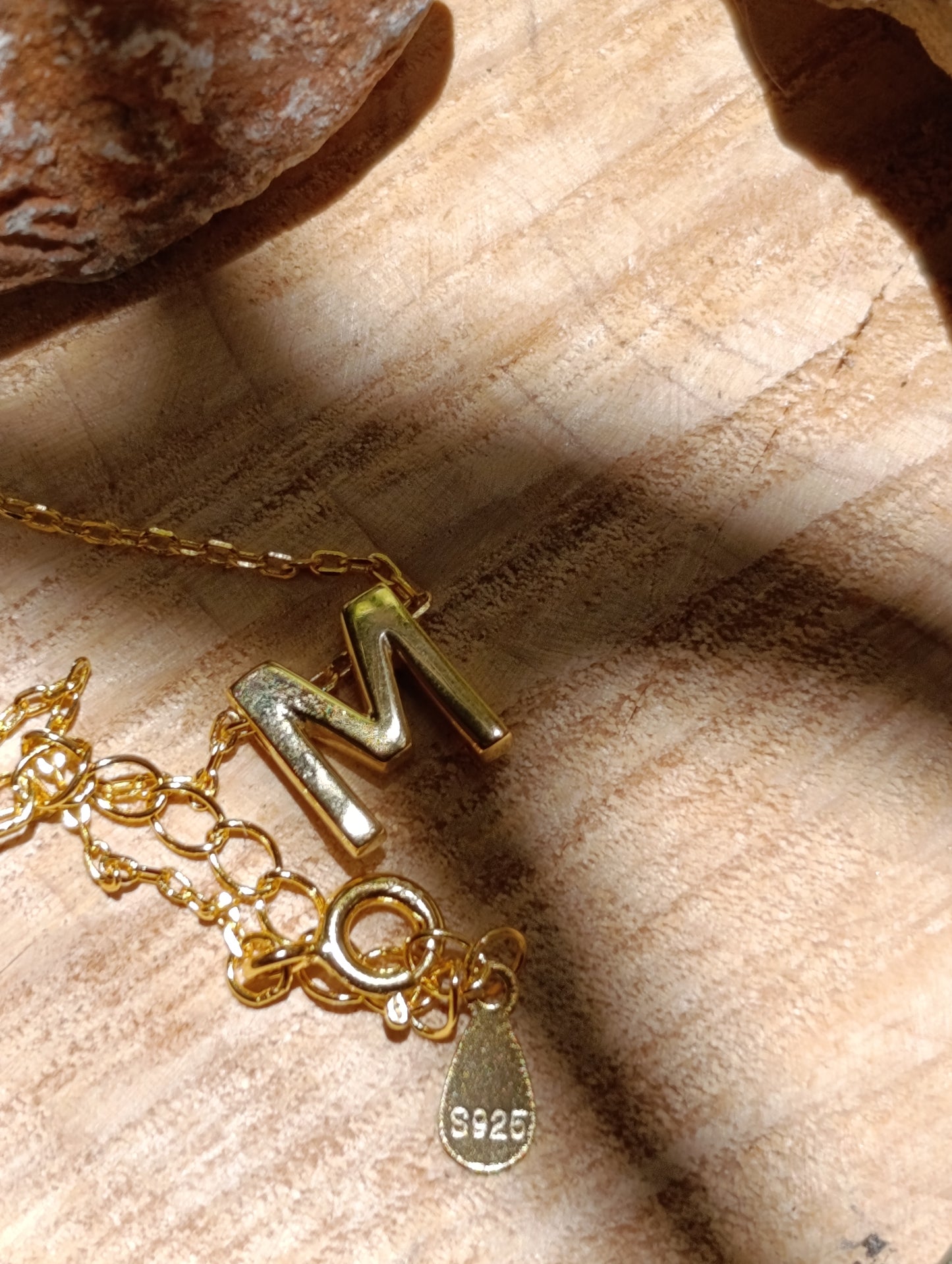 Collar letra M