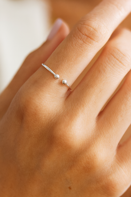 Anillo Maira en Plata de Ley 925 – Diseño Abierto de Bolitas