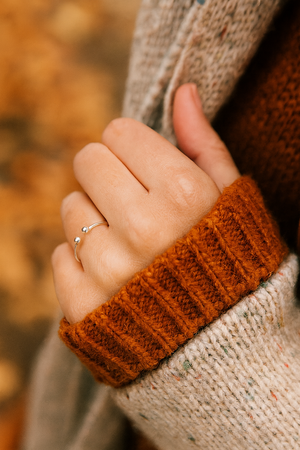 Anillo Maira en Plata de Ley 925 – Diseño Abierto de Bolitas